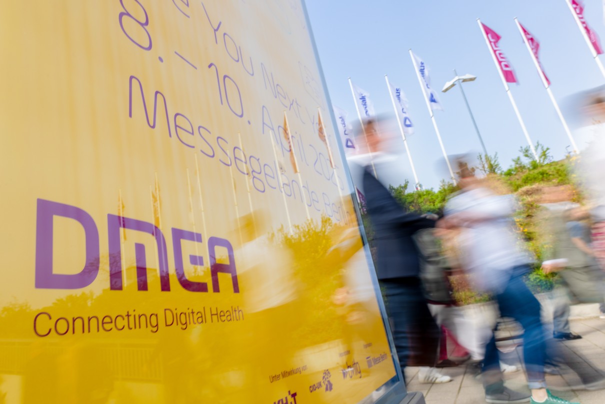 großes gelbes Plakat im Anschnitt mit Text See you next Year DMEA 2025 drauf großes gelbes Plakat im Anschnitt mit Text See you next Year DMEA 2025 drauf