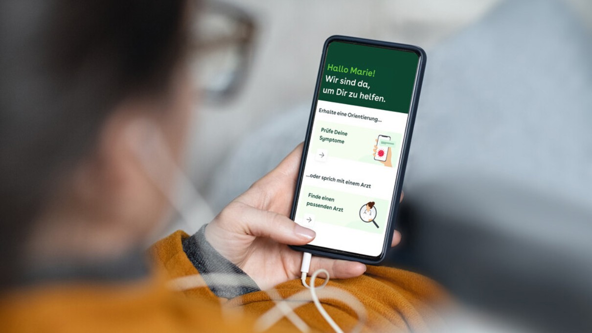 Eine Frau schaut auf ihr Smartphone, auf dem die Begrüßungsseite des AOK-Portals zu sehen ist. Eine Frau schaut auf ihr Smartphone, auf dem die Begrüßungsseite des AOK-Portals zu sehen ist.